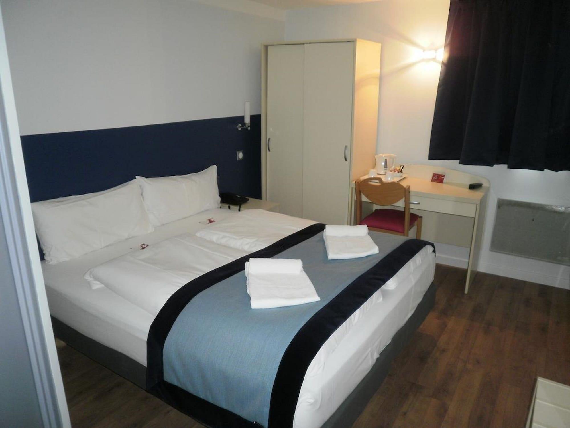 Hotel L'Amandier Nanterre Exteriör bild