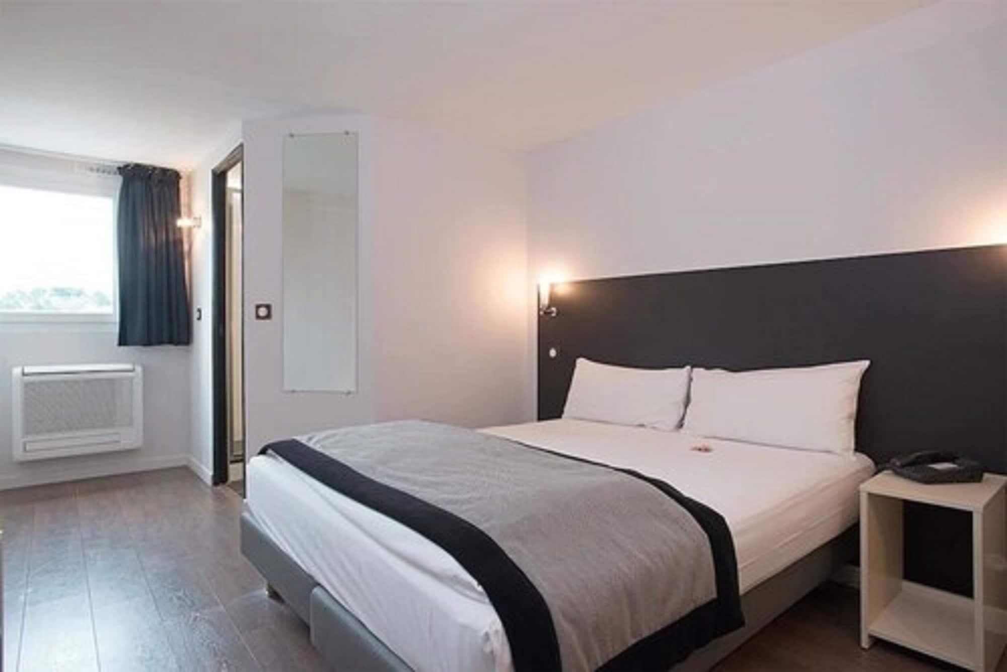 Hotel L'Amandier Nanterre Exteriör bild