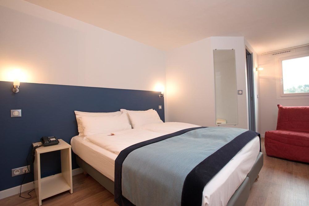 Hotel L'Amandier Nanterre Exteriör bild