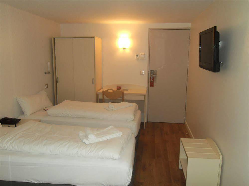 Hotel L'Amandier Nanterre Exteriör bild